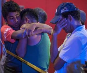 La gente reacciona frente a un bar donde 23 personas murieron en un incendio en Coatzacoalcos, Veracruz. Foto AFP