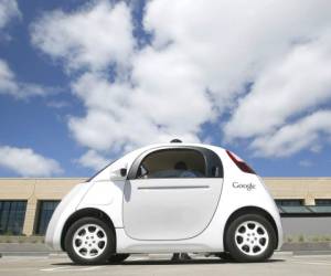 Google se ha fijado la meta de sacar al público los vehículos autónomos antes del año 2020. (foto: AP)