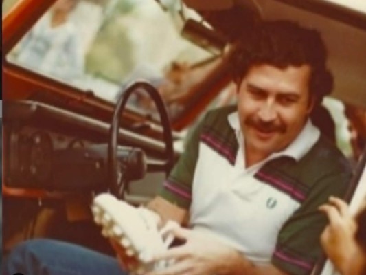 Una de las fotos de Pablo Escobar con un zapato para jugar fútbol en su mano. Foto: Victoria Henao.