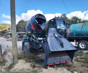 Habitantes de Lepaterique reportan la llegada de maquinaria que será utilizada para la pavimentación de la carretera, una obra esperada por años en esta zona montañosa.