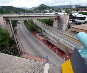 El paso por el puente Juan Manuel Gálvez será cerrado esta noche mientras se realizan trabajos para instalar vigas en la estructura.