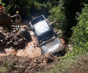 Así quedó el vehículo que fue arrastrado por las potentes aguas de una quebrada en La Unión, Lempira. Fotos: Cortesía Bomberos de Honduras.
