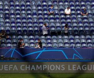 Los seguidores del Chelsea toman asiento antes de la final de la UEFA Champions League entre el Manchester City y el Chelsea en el estadio Dragao de Oporto. Foto: AFP.