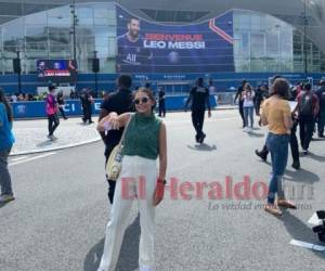 Sin imaginarlo la hondureña Julia Marcela Lobo terminó siendo testigo de uno de los días más importantes en la historia del fútbol, la presentación de Messi con el PSG.