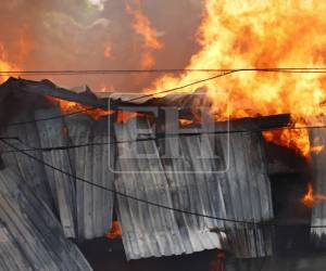 Un voraz incendio consumió este viernes -12 de diciembre- gran parte de la empresa conocida como “La Palillera”, ubicada a orillas del bulevar del Norte en Choloma, Cortés. Aquí las imágenes de cómo quedó la escena y de las labores del Cuerpo de Bomberos: