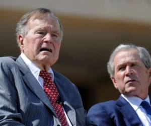 George Herbert Walker Bush junto a su hijo George W. Bush, ambos expresidentes de Estados Unidos. (AFP)