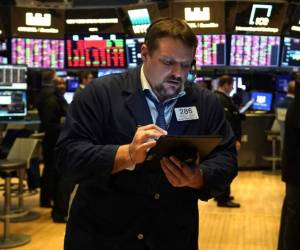 La bolsa neoyorquina además se vio golpeada desde la apertura por la caída del crudo, que tuvo su peor jornada desde la primera guerra del Golfo en 1991, con una pérdida de casi 25%.