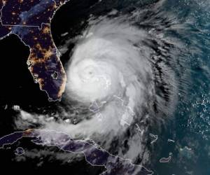 Esta imagen satelital obtenida de NOAA / RAMMB, muestra la tormenta tropical Dorian mientras se asienta sobre las Bahamas a las 11: 30UTC del 3 de septiembre de 2019. Foto: Agencia AFP.