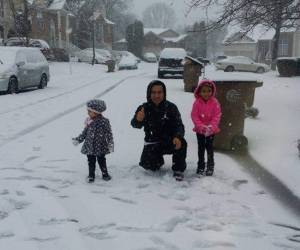 Esta familia de hondureños disfruta desde Nasville, Tennessee de la tormenta Jonas. (Fotos Facebook diario El Heraldo)