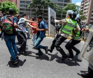 Un bloqueo policial desató forcejeos y los uniformados lanzaron bombas lacrimógenas. Foto: AFP