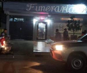 Cerca de la puerta principal, la funeraria Príncipe de Paz quedó tendido el cuerpo de Carlos Nuñez tras ser atacado a disparos por un presunto sicario.