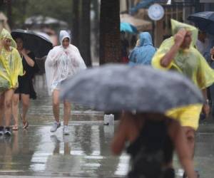Peatones caminan a través de la lluvia de la tormenta tropical Gordon en Miami Beach, Florida. Fotos AFP| AP