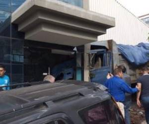 El pasado automotor quedó con la cabina casi dentro de la entrada principal del edificio.