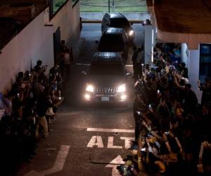 Momento en el que el investigador Yilen Osorio Zuluaga salía del aeropuerto. Foto: AP
