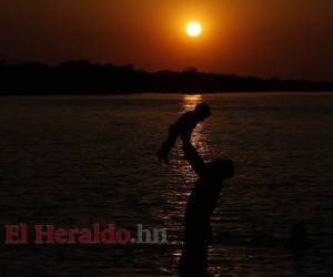 En algunos países para que los padres pasen tiempo con sus hijos y ayuden en el proceso postnatal les facilitan un permiso de paternidad, a la vez que fomentan la paternidad responsable. Foto: Johny Magallanes/ EL HERALDO