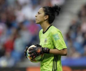 La arquera de Argentina Vanina Correa sostiene el balón durante el partido contra Inglaterra por la Copa Mundial femenina en Le Havre, Francia. Foto:Alessandra Tarantino/Agencia AP.