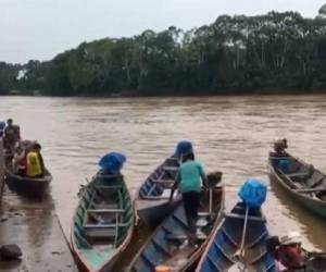 El operador de la embarcación, que se dirigía al sector de Puerto Manoa en Ayapata, no pudo evitar que la canoa se volteara y que todos los pasajeros cayeran al río, entre ellos varios niños. Foto: Perú Rec.