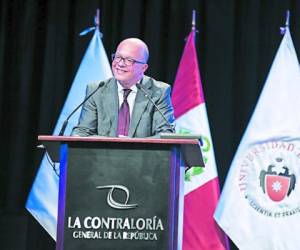 Jan-Michael Simon, abogado penalista, durante una conferencia en Perú.