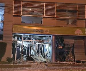 Las puertas de los bancos fueron destruidas con explosivos por los asaltantes.