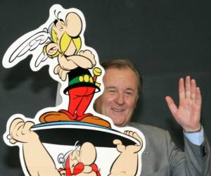 Asterix, retratado como un hombre de baja estatura que siempre lleva puesto un casco con alas, fue creado a principios de la década de 1960 por Uderzo y Rene Goscinny. AP.