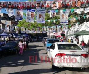 Las calles de los barrios y colonias de la capital ya viven el ambiente electoral con afiches y carpas de los partidos políticos. Foto: El Heraldo