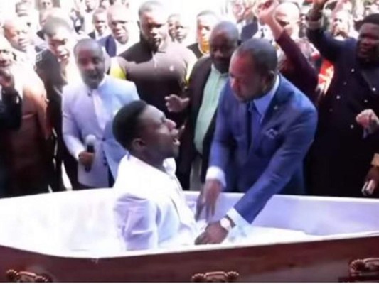 El pastor Alph Lukau 'resucitó' a un hombre frente a sus seguidores, acción que le valió miles de críticas.