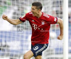 Robert Lewandowski festeja tras anotar el primer gol de Bayern Múnich en el partido ante Wolfsburgo en la Bundesliga, el sábado 20 de octubre de 2018. (Foto: AP)