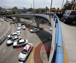 Las unidades de transporte bloquearon las principales calles de la capital.