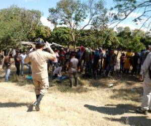 Miembros del Cuerpo de Bomberos de Honduras le brindan asistencia a un herido por accidente de tránsito.