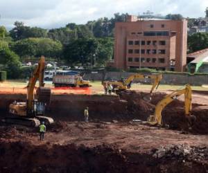 El Centro Cívico Gubernamental se construye sobre lo que antes se denominaba plaza la Democracia y plaza José Cecilio del Valle. El primer paso es la excavación para los parqueos subterráneos.