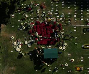 Al mediodía de este lunes, la carroza fúnebre llegó al Recinto de La Paz, un cementerio al poniente de la ciudad y a unos 23 kilómetros de donde ocurrió el velorio y que estuvo resguardado por cuerpos de seguridad de federales, estatales y municipales.