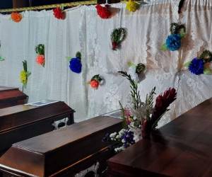 Acompañados por miembros de la comunidad donde vivieron tantos años, la noche de este domingo son veladas cuatro de las cinco víctimas fallecidas en el incendio ocurrido en Ciudad Lempira el pasado viernes.