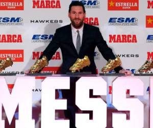 Messi recibió el trofeo tras marcar 34 goles en la pasada temporada. Foto/AFP