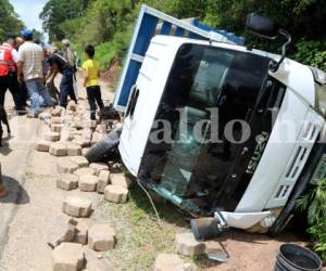 A un lado de la carretera quedó la volqueta accidentada este viernes en carretera a Valle de Ángeles. (Fotos: Ronal Aceituno / Grupo Opsa)
