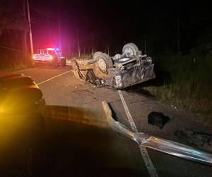El vehículo en el que se transportaban los tres hombres quedó con las llantas hacia arriba tras sufrir el accidente en el municipio de San Esteban, Olancho.