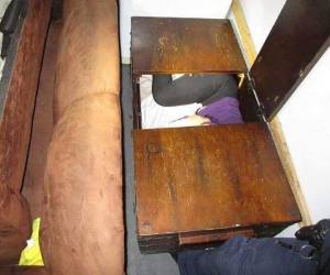 Fotografía proporcionada el lunes 9 de diciembre por la Oficina de Aduanas y Protección Fronteriza de Estados Unidos (CBP) de una persona escondida al interior de un cofre de madera en un camión que fue detenido el sábado 7 de diciembre cuando entraba a California desde México en el cruce fronterizo de San Ysidro, cerca ce San Diego, California. Foto:AP