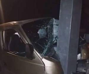 La parte delantera del busito quedó completamente destruida, por lo que el conductor permaneció atrapado -por algunos minutos- en medio de la cabina aplastada.