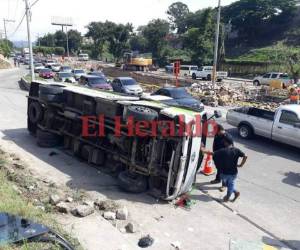 El bus rapidito volcó en el bulevar Fuerzas Armadas de la capital de Honduras. Foto: Estalin Irías/EL HERALDO.