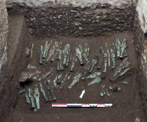 El descubrimiento de un conjunto de 225 estatuillas funerarias por parte de una misión arqueológica francesa en la tumba del rey Osorkon II, que es el mayor hallazgo en 80 años en la necrópolis real de Tanis.