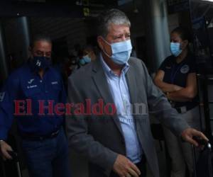 El entrenador de la Selección de Honduras llegó el jueves al país. Foto: Alex Pérez/EL HERALDO.