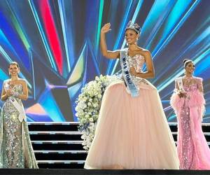 A diferencia de Miss Universo, esta competencia no incluye un desfile de las candidatas en traje de baño.
