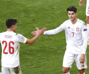 El delantero español Álvaro Morata celebra con su compañero Pedri tras anotar el cuarto gol ante Crocia en los octavos de final de la Euro 2020, el lunes 28 de junio de 2021, en Copenhague. (Wolfgang Rattay, Pool vía AP)