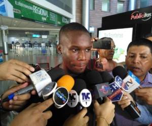 Rubilio Castillo ante los medios de comunicación en el Aeropuerto Internacional Toncontín de Tegucigalpa, Honduras. (Foto: Ronal Aceituno / EL HERALDO)