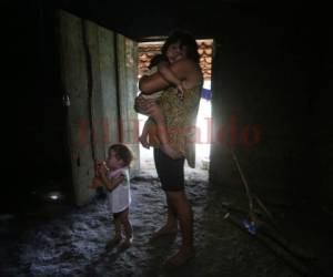 Los pequeños viven rodeados de pobreza. Las gemelitas Nahomy y Lixi a su corta edad experimentan severas calamidades en Cayaguanca. (Foto: El Heraldo Honduras, Noticias de Honduras)