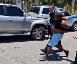 Así fue la detención del juez Mandell Tom Pandy Yate luego de provocar un caos al conducir en estado de ebriedad.