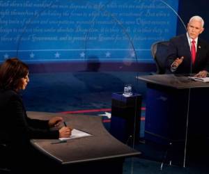 El vicepresidente de Estados Unidos, Mike Pence, y la aspirante demócrata al puesto, Kamala Harris, se ven las caras en un debate por primera y única vez en Utah. Foto AFP