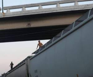 Muchos de los migrantes caminan en las ferrovías con la esperanza de lograr subirse a los trenes que pasan. Foto: Agencia AP.