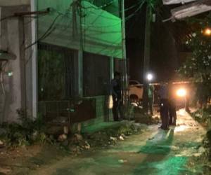 Cuatro personas perdieron la vida la noche de este jueves en el interior de una cuartería localizada en la colonia Sandoval Sorto de San Pedro Sula, zona norte de Honduras. Estas son las primeras imágenes que trascendieron de la escena del hecho violento.