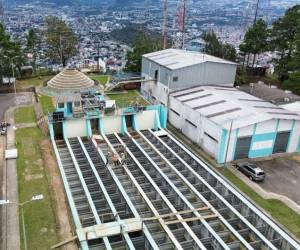 El sistema aprovecha el agua de lluvia que cae en la zona de La Tigra y la conduce hasta la planta, donde pasa por un proceso de potabilización.