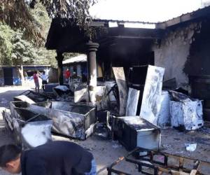 Así quedó la posta policial tras ser incendiada por los miembros de la Alianza de Oposición.